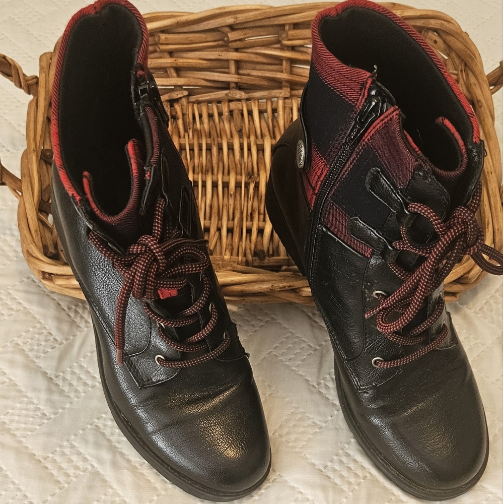 Baretraps Women's Black and Red Boots